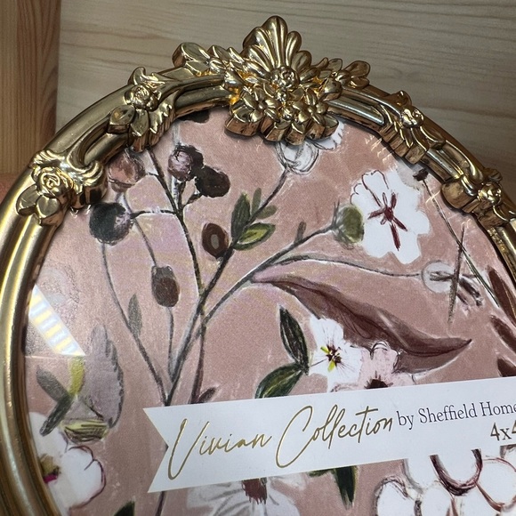 Golden Round Foral Frame - Picture 4 of 4